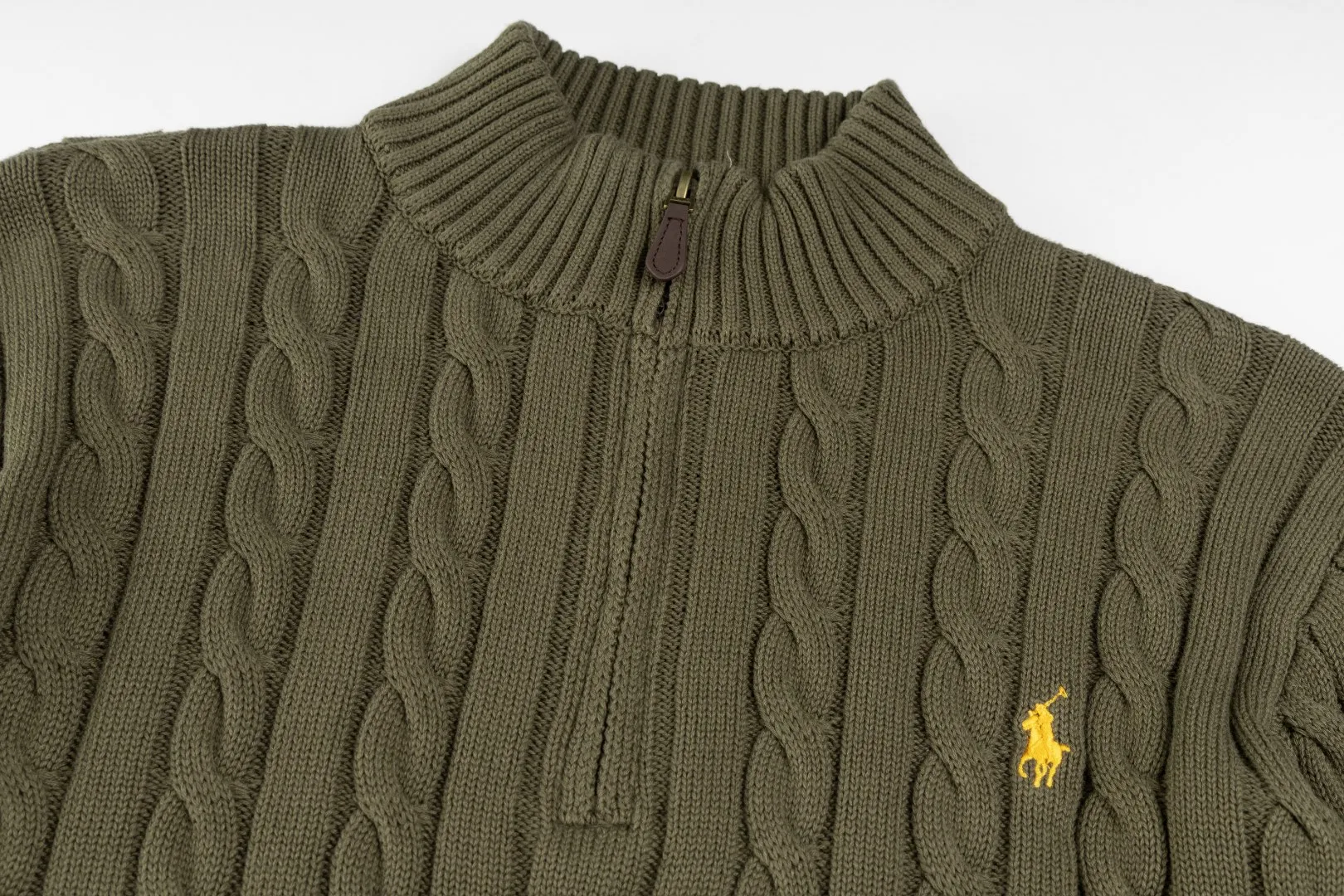 P236 #R92 RALPH LAUREN Ralph Lauren fifteen colors classic small label embroidery logo turtleneck pullover half-zip knitted cable sweater with high-density LOGO embroidery on the chest and original customized tag accessories. Made of pure cotton yarn, pure cotton is skin-friendly and comfortable, small label war horse embroidered twist turtleneck sweater 🐎 high quality, follow the blogger to learn how to wear it! Let’s buy a Ralph Lauren cable sweater. It’s a super hard-to-find series after it became popular. It’s hard to find one on the official website. It’s simple and practical to wear, with a lazy and loose feel. The thickened fabric has more texture, feels soft and delicate, and has a loose fit. Whether worn alone or layered, you can wear different styles of fashion with just one piece!   Size：XS S M L